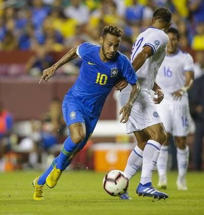 Fußball, Testspiel, Brasilien - El Salvador September 11, 2018: Brazil Forward 10 Neymar Jr spins free of El Salvador Midfielder 12 Jose Arturo Alvarez during an International Friendly Länderspiel soccer match between Brazil and El Salvador at Fedex Field in Washington DC. CSM Soccer 2018: El Salvador vs Brazil SEP 11 - ZUMAc04_ 20180911_zaf_c04_337 Copyright: xJustinxCooperx