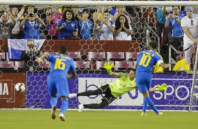 Fußball, Testspiel, Brasilien - El Salvador September 11, 2018: El Salvador Goalkeeper 1 Henry Hernandez is beat by Brazil Forward 10 Neymar Jr on a penalty kick to score the first goal during an International Friendly Länderspiel soccer match between Brazil and El Salvador at Fedex Field in Washington DC. CSM Soccer 2018: El Salvador vs Brazil SEP 11 - ZUMAc04_ 20180911_zaf_c04_316 Copyright: xJustinxCooperx