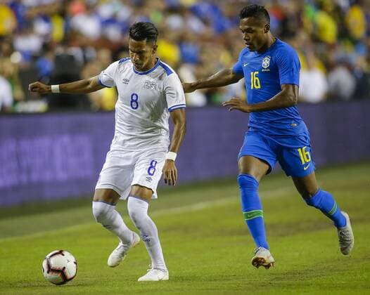 Fußball, Testspiel, Brasilien - El Salvador September 11, 2018: El Salvador Midfielder 8 Denis Omar Pineda Torres keeps the ball away from Brazil Defender 16 Alex Sandro during an International Friendly Länderspiel soccer match between Brazil and El Salvador at Fedex Field in Washington DC. CSM Soccer 2018: El Salvador vs Brazil SEP 11 - ZUMAc04_ 20180911_zaf_c04_346 Copyright: xJustinxCooperx