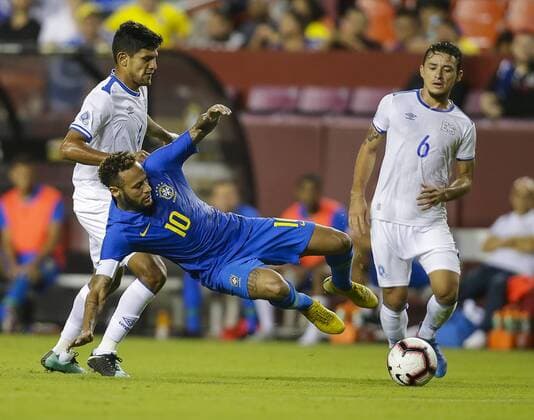 Fußball, Testspiel, Brasilien - El Salvador September 11, 2018: Brazil Forward 10 Neymar Jr continues to play the ball as he goes down to the turf during an International Friendly Länderspiel soccer match between Brazil and El Salvador at Fedex Field in Washington DC. CSM Soccer 2018: El Salvador vs Brazil SEP 11 - ZUMAc04_ 20180911_zaf_c04_359 Copyright: xJustinxCooperx
