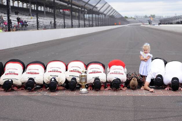 Sport Themen der Woche KW37 INDIANAPOLIS, IN - SEPTEMBER 10: Scarlet Keselowski stands by as the crew for Brad Keselowski (2) Team Penske Ford Fusion kisses the bricks at the conclusion of the Monster Energy NASCAR Motorsport USA Cup Series Big Machine Vodka 400 at the Brickyard on September 10, 2018, at the Indianapolis Motor Speedway in Indianapolis, Indiana. (Photo by Michael Allio Icon Sportswire) AUTO: SEP 10 Monster Energy NASCAR Cup Series - Big Machine Vodka 400 at the Brickyard Icon116180910026400 EDITORIAL USE ONLY