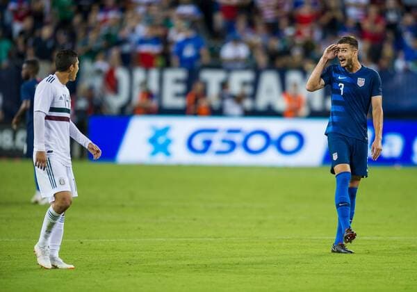 Sport Bilder des Tages NASHVILLE, TN - SEPTEMBER 11: United States defender Matt Miazga (3) waves goodbye to Mexico forward Angel Zaldivar (14) as he leaves the field after a red card during a match between the United States and Mexico on September 11, 2018, at Nissan Stadium in Nashville, TN. (Photo by Bryan Lynn Icon Sportswire) SOCCER: SEP 11 Mexico v USA Icon180911025 EDITORIAL USE ONLY