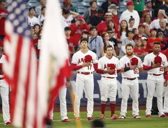 Sport Themen der Woche KW37 Sport Bilder des Tages Baseball: U.S. marks 17th anniv. of 9 11 attacks Los Angeles Angels players observe a moment of silence before a game against the Texas Rangers in Anaheim, California, on Sept. 11, 2018, the 17th anniversary of the Sept. 11 attacks on the United States. 