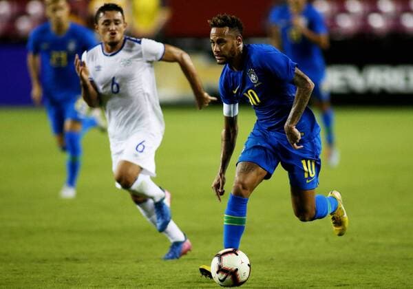 LANDOVER, MD - SEPTEMBER 11: Brazil forward Neymar Jr. (10) in action against El Salvador midfielder Narciso Orellana (6) during a match between Brazil and El Salvador on September 11, 2018, at FedExField in Landover, MD. (Photo by Daniel Kucin Jr. Icon Sportswire) SOCCER: SEP 11 El Salvador v Brazil Icon180908004 EDITORIAL USE ONLY