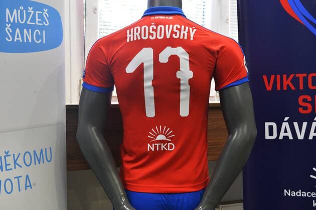 Fotbaliste Plzne predstavili 12. zari 2018 na tiskove konferenci v Plzni dresy, ve kterych budou hrat zapasy Ligy mistru. Jako prvni cesky tym v historii evropskych poharu budou na dresech propagovat charitativni organizaci, na zadni strane pod cislem je logo Nadace pro transplantaci kostni drene. Svoleni od UEFA dostala Viktoria po dlouhych jednanich. CTKPhotoP201809120675801  cha002