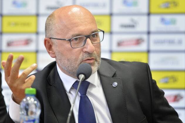 Prezident FC Viktoria Plzen Tomas Paclik vystoupil 12. zari 2018 v Plzni na tiskove konferenci, na ktere klub predstavil dresy pro zapasy fotbalove Ligy mistru. Viktoria jako prvni cesky tym v historii evropskych poharu bude na dresech propagovat charitativni organizaci, na zadni strane pod cislem bude logo Nadace pro transplantaci kostni drene. Svoleni od UEFA dostala Viktoria po dlouhych jednanich. CTKPhotoP201809120678101  cha004