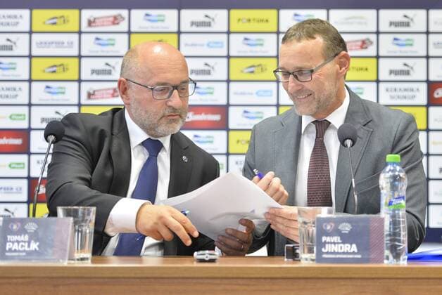 Prezident FC Viktoria Plzen Tomas Paclik (vlevo) a predseda spravni rady Nadace pro transplantaci kostni drene Pavel Jindra podepsali 12. zari 2018 v Plzni smlouvu o spolupraci. Jako prvni cesky tym v historii evropskych poharu budou plzensti fotbaliste pri utkanich Ligy mistru na dresech propagovat charitativni organizaci, na zadni strane pod cislem je logo Nadace pro transplantaci kostni drene. Svoleni od UEFA dostala Viktoria po dlouhych jednanich. CTKPhotoP201809120678401  cha005