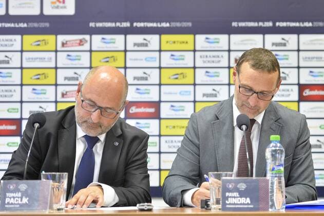 Prezident FC Viktoria Plzen Tomas Paclik (vlevo) a predseda spravni rady Nadace pro transplantaci kostni drene Pavel Jindra podepsali 12. zari 2018 v Plzni smlouvu o spolupraci. Jako prvni cesky tym v historii evropskych poharu budou plzensti fotbaliste pri utkanich Ligy mistru na dresech propagovat charitativni organizaci, na zadni strane pod cislem je logo Nadace pro transplantaci kostni drene. Svoleni od UEFA dostala Viktoria po dlouhych jednanich. CTKPhotoP201809120678601  cha006