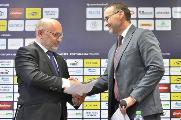 Prezident FC Viktoria Plzen Tomas Paclik (vlevo) a predseda spravni rady Nadace pro transplantaci kostni drene Pavel Jindra podepsali 12. zari 2018 v Plzni smlouvu o spolupraci. Jako prvni cesky tym v historii evropskych poharu budou plzensti fotbaliste pri utkanich Ligy mistru na dresech propagovat charitativni organizaci, na zadni strane pod cislem bude logo Nadace pro transplantaci kostni drene. Svoleni od UEFA dostala Viktoria po dlouhych jednanich. CTKPhotoP201809120678801  cha007
