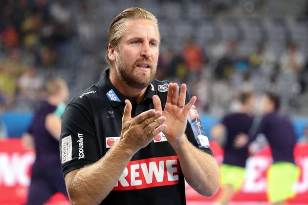 Oliver Roggisch Sporting Director RNL Single Action Action clapping his hands Clapping Applause applauding motivates the team Motivation Handball Champions League Rhein Neckar Löwen Barca Lassa xozx