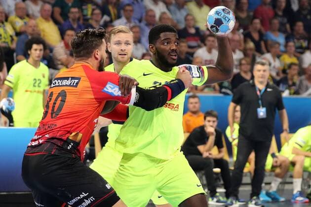Jannik Kohlbacher RNL 80 Dika Mem Barca 24 Duel duel tackle tackling Dynamics Action Action Handball Champions League Rhein Neckar Löwen Barca Lassa xozx
