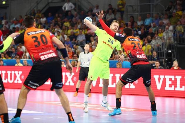 Aron Palmarsson FC Barcelona Lassa in a duel with Ilija Abutovic Rhein Neckar Loewen Rhein Neckar Loewen vs FC Barcelona Lassa EHF Champions League 12 09 2018 Photo Eibner Rhein Neckar Loewen vs FC Barcelona Lassa EHF Champions League 12 09 2018 Mannheim Copyright: xEIBNER AlexanderxNeisx EP_ANS
