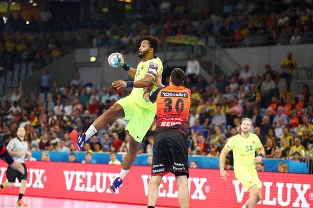 Timothy N Guessan FC Barcelona Lassa in a duel with Gedeon Guardiola Rhein Neckar Loewen Rhein Neckar Loewen vs FC Barcelona Lassa EHF Champions League 12 09 2018 Photo Eibner Rhein Neckar Loewen vs FC Barcelona Lassa EHF Champions League 12 09 2018 Mannheim Copyright: xEIBNER AlexanderxNeisx EP_ANS