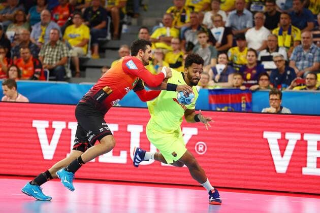 Timothy N Guessan FC Barcelona Lassa in a duel with Ilija Abutovic Rhein Neckar Loewen Rhein Neckar Loewen vs FC Barcelona Lassa EHF Champions League 12 09 2018 Photo Eibner Rhein Neckar Loewen vs FC Barcelona Lassa EHF Champions League 12 09 2018 Mannheim Copyright: xEIBNER AlexanderxNeisx EP_ANS