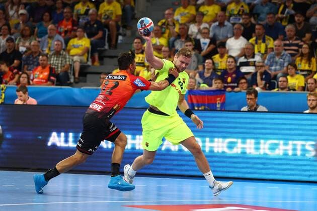 Alexander Petersson Rhein Neckar Loewen in a duel with Aron Palmarsson FC Barcelona Lassa Rhein Neckar Loewen vs FC Barcelona Lassa EHF Champions League 12 09 2018 Photo Eibner Rhein Neckar Loewen vs FC Barcelona Lassa EHF Champions League 12 09 2018 Mannheim Copyright: xEIBNER AlexanderxNeisx EP_ANS