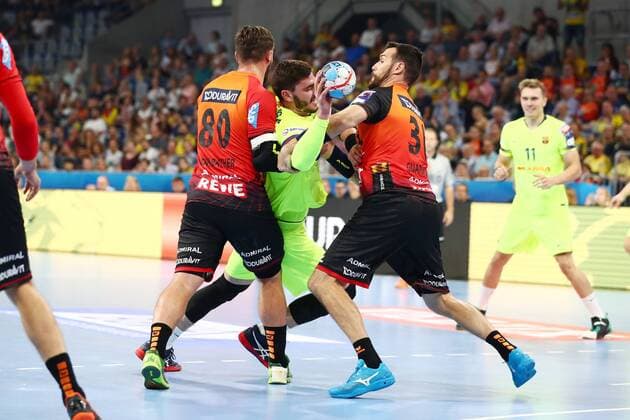 Ludovic Fabregas FC Barcelona Lassa in a duel with Jannik Kohlbacher Rhein Neckar Loewen and Gedeon Guardiola Rhein Neckar Loewen Rhein Neckar Loewen vs FC Barcelona Lassa EHF Champions League 12 09 2018 Photo Eibner Rhein Neckar Loewen vs FC Barcelona Lassa EHF Champions League 12 09 2018 Mannheim Copyright: xEIBNER AlexanderxNeisx EP_ANS