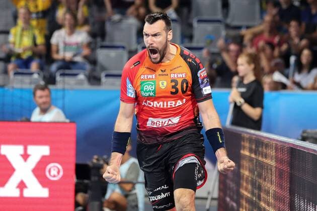 Gedeon Guardiola RNL 30 single action action action rejoices over a goal cheering goal success scoring the goal goal celebration cheering over the goal optimistic action action handball Champions League Rhein Neckar lion Barca Lassa xozx
