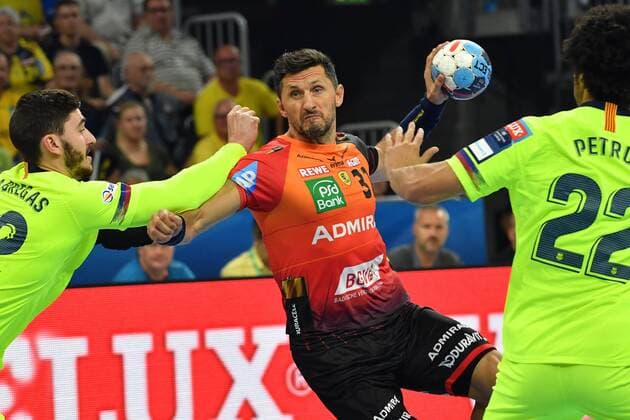 Rhein Neckar Loewen Barca Lassa Rhein Neckar Loewe Alexander Petersson No 32 against Barcas Ludovic Fabregas and right Goncalves Dos Santos playing in the Champions League Rhein Neckar Loewen Barca Lassa Mannheim 12 09 18 Handball Champions League Mannheim Baden Wuerttemberg Germany SAP Arena