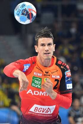 Rhein Neckar Loewen Barca Lassa Rhein Neckar Loewe Andy Schmid No 2 with the ball in the game in the Champions League Rhein Neckar Loewen Barca Lassa Mannheim 12 09 18 Handball Champions League Mannheim Baden Wuerttemberg Germany SAP Arena