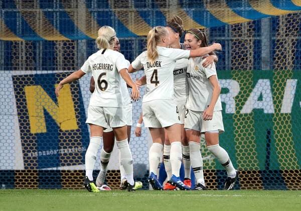 SOCCER - UEFA WCL, St.Poelten vs PSG ST.POELTEN,AUSTRIA,12.SEP.18 - WOMEN SOCCER - UEFA Champions League, ladies, round of 32, SKN Sankt Poelten vs Paris Saint-Germain. Image shows the rejoicing of Signe Bruun (PSG) and her team. GEPAxpictures xWalterxLuger