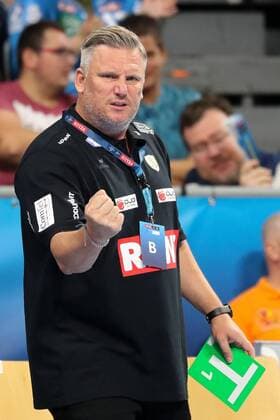 Nikolaj Jacobsen trainer head coach RNL clenched his fist gives gestures instructions gesturing with the arms gives instructions gesticulate single action action jubilation handball Champions League Rhine Neckar lion Barca Lassa xozx