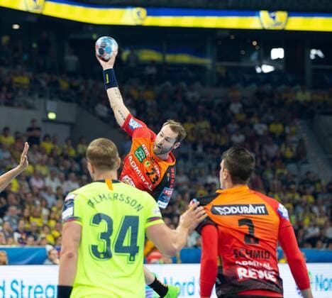 Germany Baden-Württemberg Mannheim 12 09 2018 Handball Velux EHF Champions League Mens Season 2018 2019 Rhein Neckar Löwen orange ESP Barcelona Lassa neongelb v 1 Aron Palmarsson FC Barcelona Steffen Fäth Rhein Neckar Löwen Andy Schmid Rhein Neckar Löwen Sports Rhein Neckar Löwen ESP Barca Lassa
