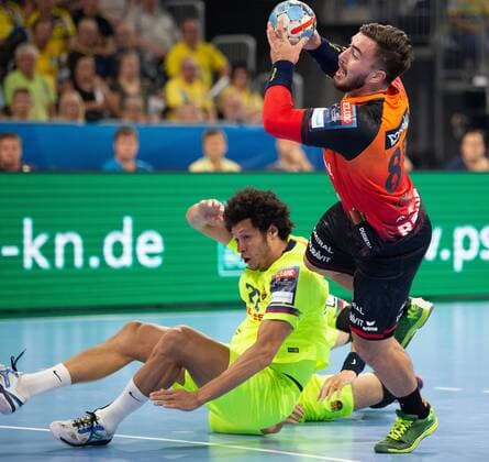 Germany Baden Württemberg Mannheim 12 09 2018 Handball Velux EHF Champions League Mens Season 2018 2019 Rhein Neckar Löwen orange ESP Barcelona Lassa neongelb v 1 Goncalves Dos Santos FC Barcelona Jannik Kohlbacher Rhein Neckar Löwen Sport Rhein Neckar Löwen ESP Barca Lassa