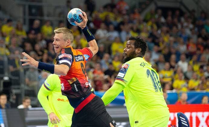 Germany Baden-Württemberg Mannheim 12 09 2018 Handball Velux EHF Champions League Mens Season 2018 2019 Rhein Neckar Löwen orange ESP Barcelona Lassa neongelb v Gudjon Valur Sigurdsson Rhein Neckar Löwen Cedric Sorhaindo FC Barcelona Sport Rhein Neckar Löwen ESP Barca Lassa