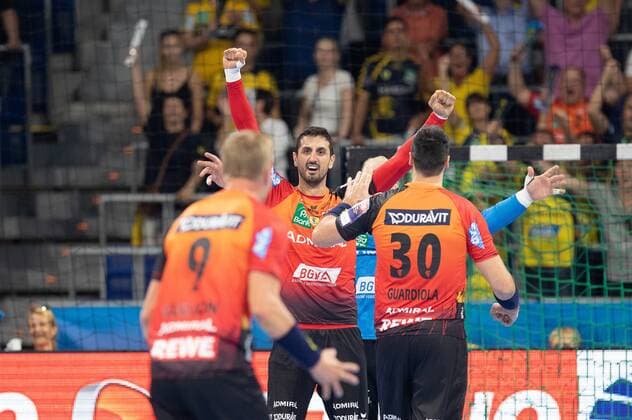 Germany Baden-Württemberg Mannheim 12 09 2018 Handball Velux EHF Champions League Mens Season 2018 2019 Rhein Neckar Löwen orange ESP Barcelona Lassa neongelb v Gudjon Valur Sigurdsson Rhein Neckar Löwen Ilija Abutovic Rhein Neckar L wen Gedeon Guardiola Villaplana Rhein Neckar Löwen Sport Rhein Neckar Löwen ESP Barca Lassa