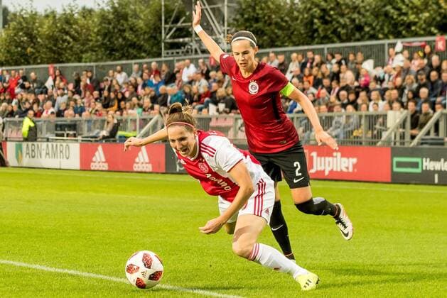 (L-R) Ellen Jansen of Ajax women, Adela Odehnalova of AC Sparta Praha women during the UEFA Women s Champions League match between Ajax Amsterdam and Sparta Praag at Sportpark De Toekomst on September 12, 2018 in Amsterdam, The Netherlands UEFA Women s Champions League 2018 2019 xVIxVIxImagesx xGerritxvanxKeulenxIVx 12094603