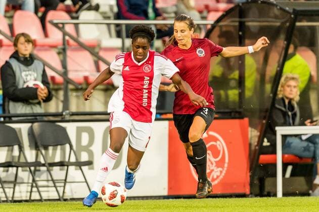 (L-R) Liza van der Most of Ajax women, Kylie Allyssa Strom of AC Sparta Praha women during the UEFA Women s Champions League match between Ajax Amsterdam and Sparta Praag at Sportpark De Toekomst on September 12, 2018 in Amsterdam, The Netherlands UEFA Women s Champions League 2018 2019 xVIxVIxImagesx xGerritxvanxKeulenxIVx 12094609