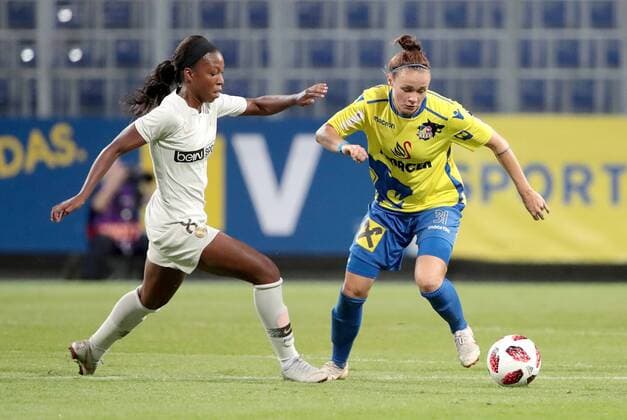SOCCER - UEFA WCL, St.Poelten vs PSG ST.POELTEN,AUSTRIA,12.SEP.18 - WOMEN SOCCER - UEFA Champions League, ladies, round of 32, SKN Sankt Poelten vs Paris Saint-Germain. Image shows Grace Geyoro (PSG) and Stefanie Enzinger (St.Poelten). GEPAxpictures xWalterxLuger