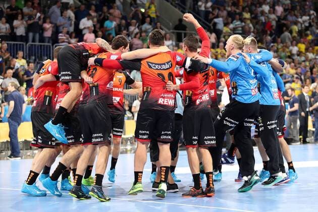 Player of the Rhein Neckar Löwen Cheers after the final whistle Victory Winner Jubilant Cheers Joy Optimistic Action Action Handball Champions League Rhein Neckar Löwen Barca Lassa xozx