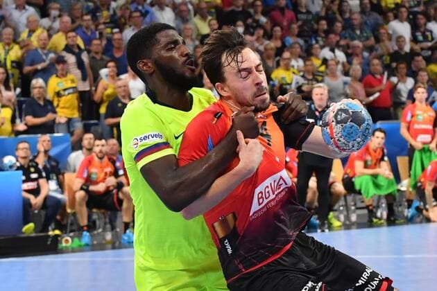 Rhein Neckar Loewen Barca Lassa Rhein Neckar Loewe Patrick Groetzki No 24 against Barcas Mem Dika playing in the Champions League Rhein Neckar Loewen Barca Lassa Mannheim 12 09 18 Handball Champions League Mannheim Baden Wuerttemberg Germany SAP Arena