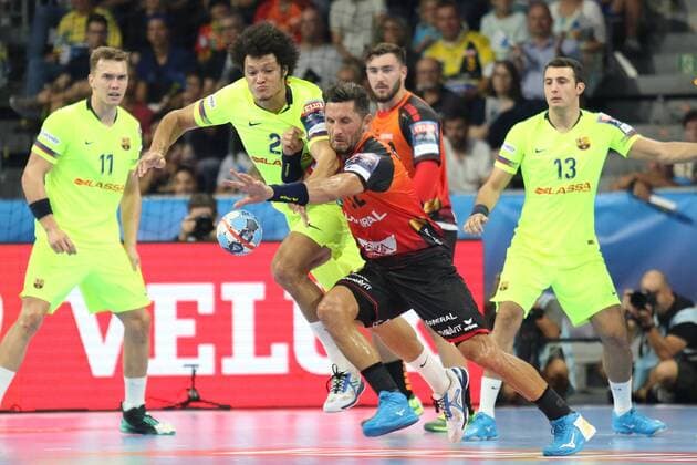 Rhein Neckar Loewen Barca Lassa Rhein Neckar Loewe Alexander Petersson No 32 against Barcelonas Santos Goncalves No 22 in the Champions League match Rhein Neckar Loewen Barca Lassa Mannheim 12 09 18 Handball Champions League Mannheim Baden Wuerttemberg Germany SAP Arena