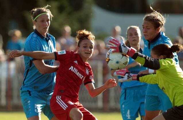 12.09.2018 Subotica(Serbia) ZFK Spartak Subotica-FC Bayern München UEFA women s football champions league round of 32 Lina Magull (2L) FC Bayern München between Violeta Slovic(L),Andjela Frajtovic(R) ZFK Spartak Subotica : 