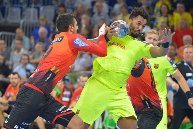 EHF Championsleague12 09 2018 Rhein Neckar Löwen vs FC Barcelona At the ball Timothy N Guessan 19 Barcelona Ilija Abutovic 20 RNL and Jannik Kohlbacher 80 RNL try to stop him ksp,ks-pressefoto
