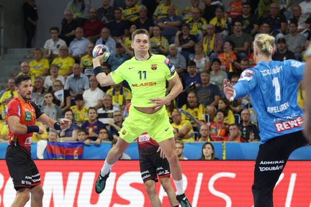 Rhein Neckar Loewen Barca Lassa Barcelona Lasse Andersson No 11 free in front of the goal of Rhein Neckar Loewe Mikael Appelgren No 1 in the Champions League match Rhein Neckar Loewen Barca Lassa Mannheim 12 09 18 Handball Champions League Mannheim Baden Wuerttemberg Germany SAP Arena