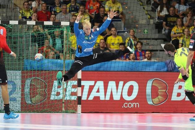 Rhein Neckar Loewen Barca Lassa Rhein Neckar Loewe Mikael Appelgren No 1 in a defensive action in the Champions League game Rhein Neckar Loewen Barca Lassa Mannheim 12 09 18 Handball Champions League Mannheim Baden Wuerttemberg Germany SAP Arena