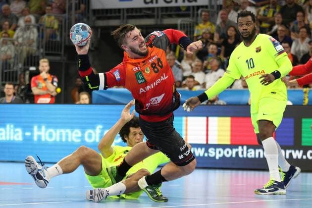 Rhein Neckar Loewen Barca Lassa Rhein Neckar Loewe Jannik Kohlbacher No 80 against Barcelonas Santos Goncalves No 22 in the Champions League match Rhein Neckar Loewen Barca Lassa Mannheim 12 09 18 Handball Champions League Mannheim Baden Wuerttemberg Germany SAP Arena