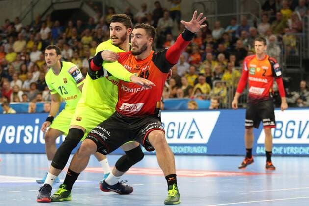 Rhein Neckar Loewen Barca Lassa duel at the Rhein Neckar circle Loewe Jannik Kohlbacher Nr 80 at the Champions League match Rhein Neckar Loewen Barca Lassa Mannheim 12 09 18 Handball Champions League Mannheim Baden Wuerttemberg Germany SAP Arena