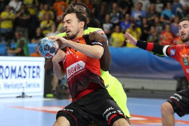 Rhein Neckar Loewen Barca Lassa Rhein Neckar Loewe Patrick Groetzki No 24 against Barcelona Dika Mem No 24 in the Champions League match Rhein Neckar Loewen Barca Lassa Mannheim 12 09 18 Handball Champions League Mannheim Baden Wuerttemberg Germany SAP Arena