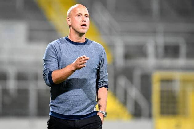 Coach Timo Rost Bayreuth gives instructions gesticulating gestures with the arms gives instructions gesticulate single action action action Soccer Regionalliga Bayern FC Bayern Munich II SpVgg Ofr Bayreuth xslx