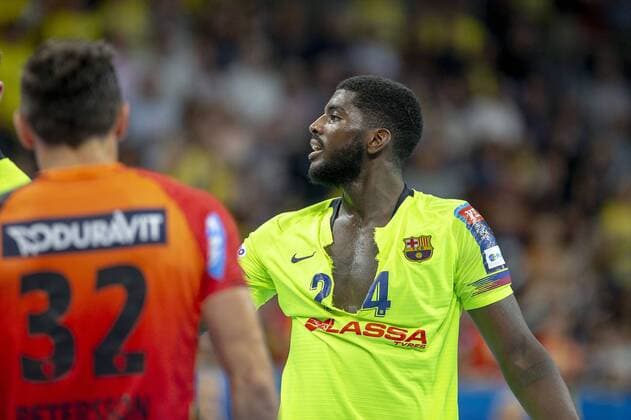 Germany Baden-Württemberg Mannheim 12 09 2018 Handball Velux EHF Champions League Mens Season 2018 2019 Rhein Neckar Löwen orange ESP Barcelona Lassa neongelb v Alexander Petersson Rhein Neckar Löwen Dika Mem Barcelona with torn jerseys Sport Rhein Neckar Löwen ESP Barca Lassa