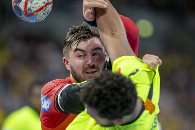 Germany Baden-Württemberg Mannheim 12 09 2018 Handball Velux EHF Champions League Mens Season 2018 2019 Rhein Neckar Löwen orange ESP Barcelona Lassa neongelb v Jannik Kohlbacher Rhein Neckar Lions Timothey N Guessan Barcelona Sports Rhein Neckar Löwen ESP Barca Lassa