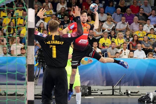 Gonzalo Perez de Vargas Moreno Goalkeeper Barca 1 Patrick Groetzki RNL 24 Action Action Game scene Jump throw at jump shot Handball Champions League Rhein Neckar Löwen Barca Lassa xozx
