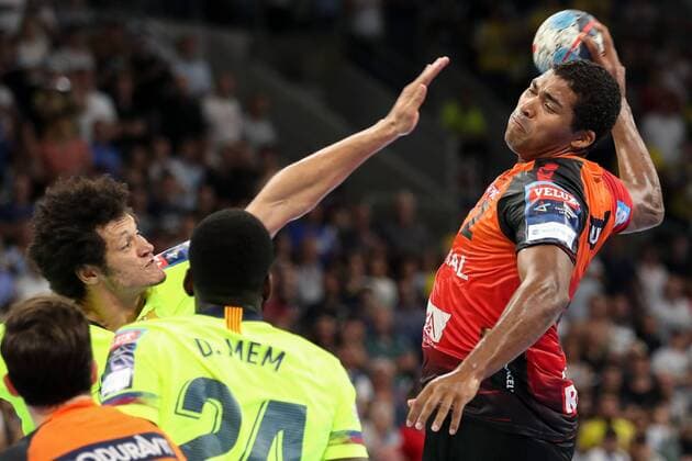 Thiagus Petrus Goncalves Dos Santos Barca 22 Dika Mem Barca 24 Mads Mensah Larsen RNL 22 Duel duel tackle tackling Dynamics Action Action Handball Champions League Rhein Neckar Löwen Barca Lassa xozx