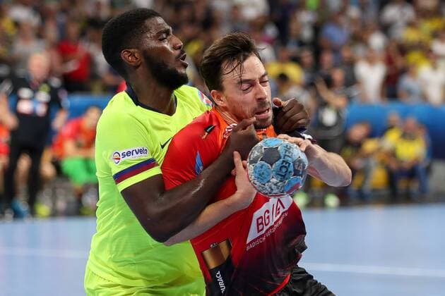 v li Dika Mem Barca 24 Patrick Groetzki RNL 24 Tackle Game Scene Duel duel tackle tackling Dynamics Action Action Handball Champions League Rhein Neckar Löwen Barca Lassa xozx
