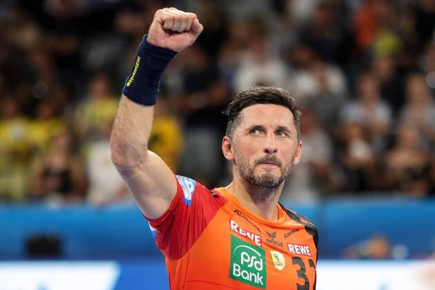 Alexander Petersson RNL 32 single image clenched the fist cheering after the final whistle victory winner winner cheers cheer joy optimistic action action handball Champions League Rhein Neckar lion Barca Lassa xozx
