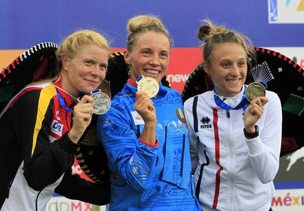 Anastasiya Propenko from Bielorusa (c), winner of the first place in the individual women s competition in the Modern pentathlon moderner Fünfkampf World Championships; Anikka Schleu of Germany (L), second place; and Marie Oteiza from France, third pose with their medalls in Mexico City, Mexico, 12 September 2018. Modern Pentathlon World Championships in Mexico City !ACHTUNG: NUR REDAKTIONELLE NUTZUNG!  Copyright: xMarioxGuzmanx MEX48 20180913-636724022438877188